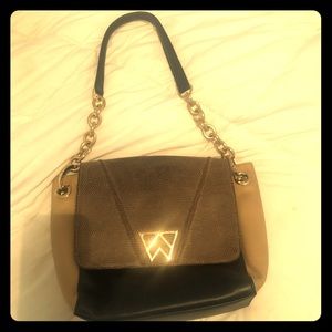 Kelly Wynne pop the champagne bag